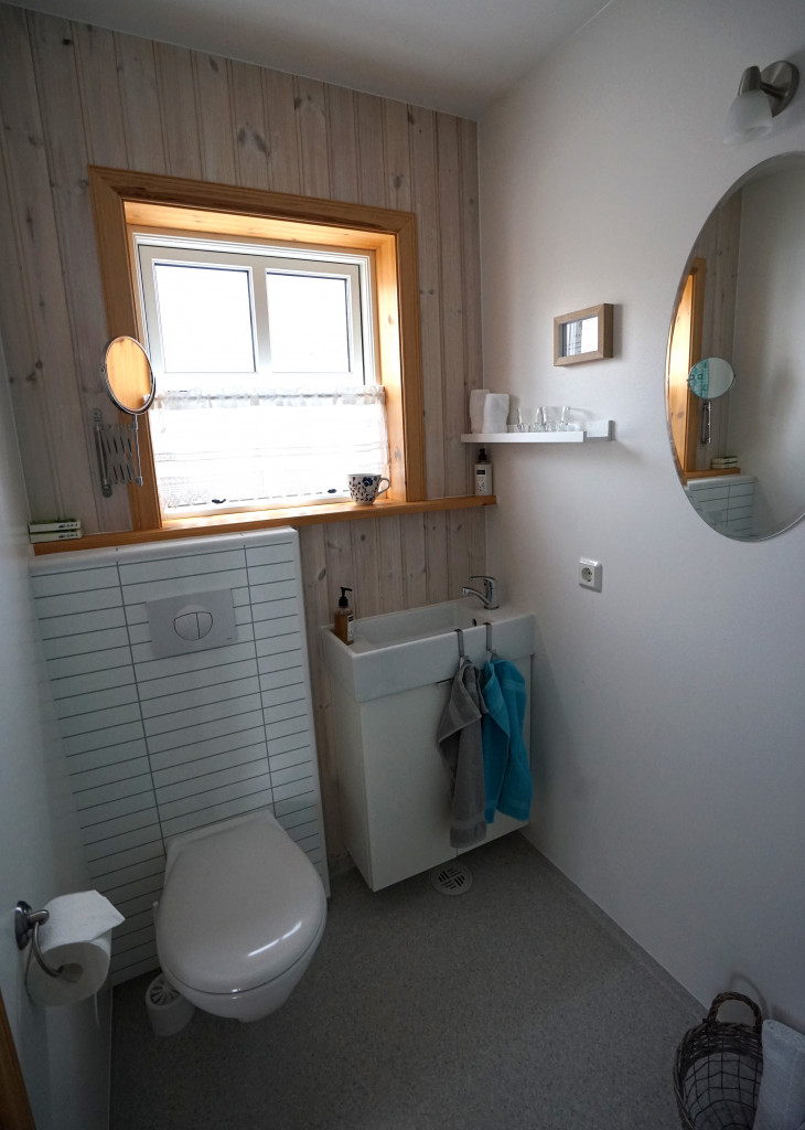 klaengsholl_Lodge-cabin-bathroom-01