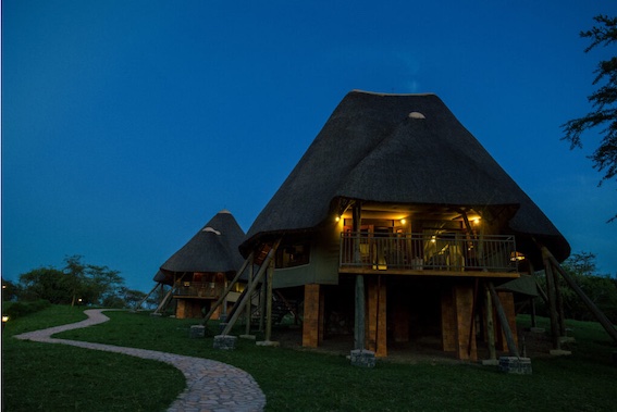 Kigambira Safari Lodge exterior anochecer