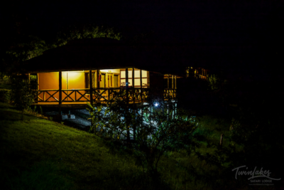Twin Lakes Safari Lodge - exterior cottage night