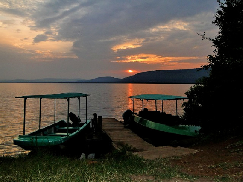 Uganda Mogambo-Botes en el lago Mburo