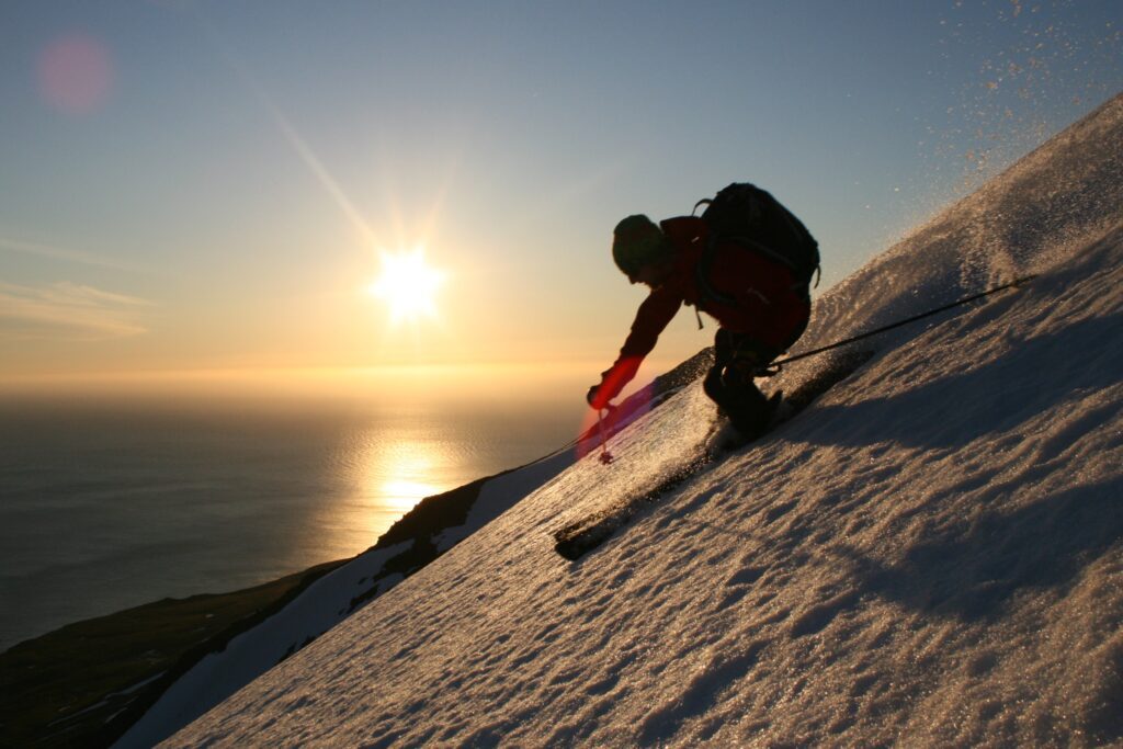 Heliski en Islandia con el sol de medianoche